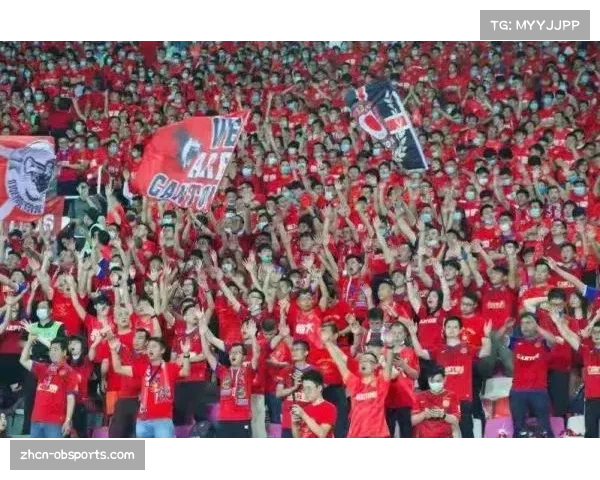 瓦伦西亚vs贝蒂斯比赛中，主场球迷大规模抗议俱乐部主席活动暂停比赛五分钟